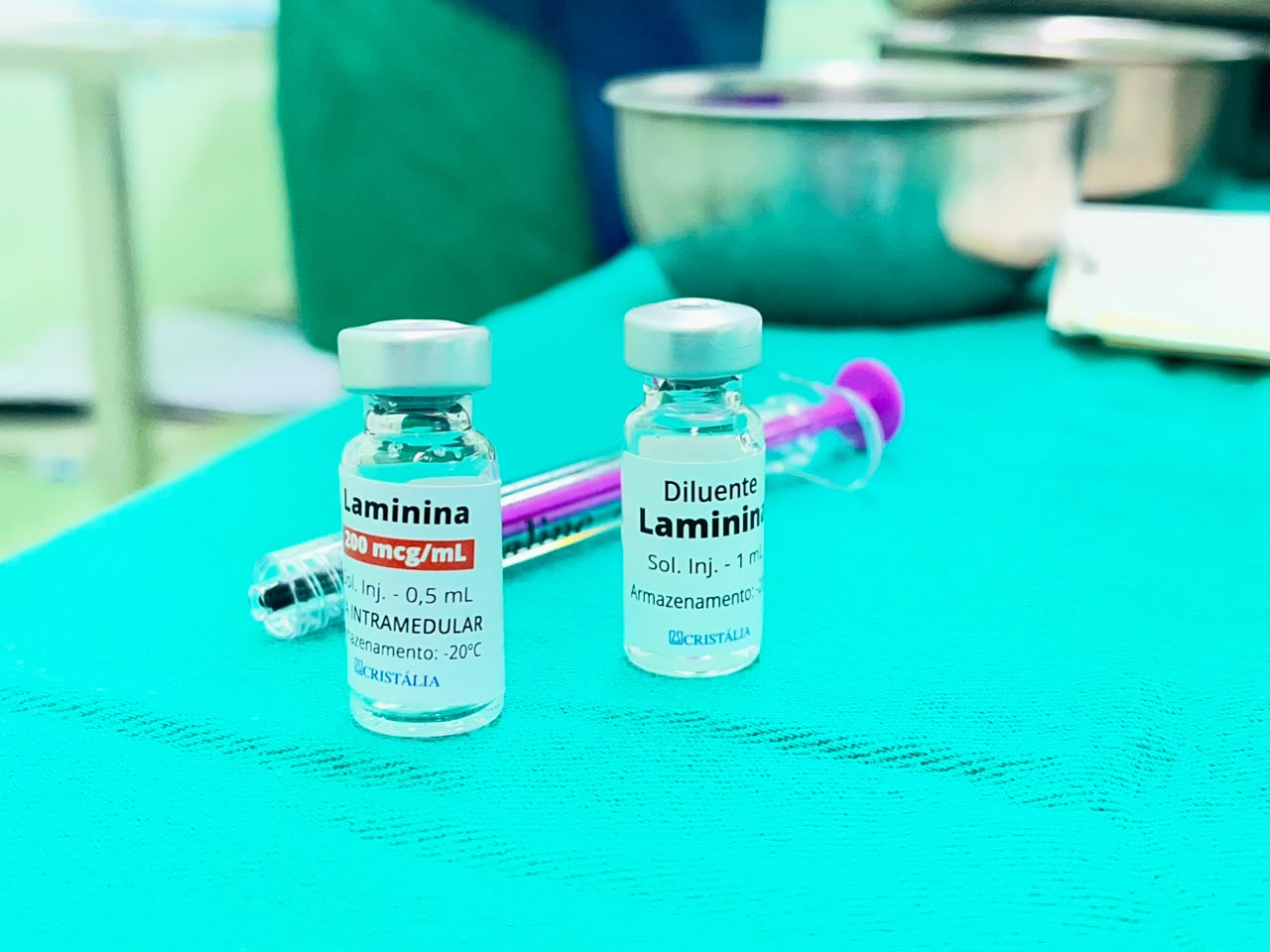 A polilaminina é uma substância que ainda está em fase de testes e estudos clínicos. Ela foi desenvolvida para ajudar na recuperação de pessoas com lesões na medula espinhal